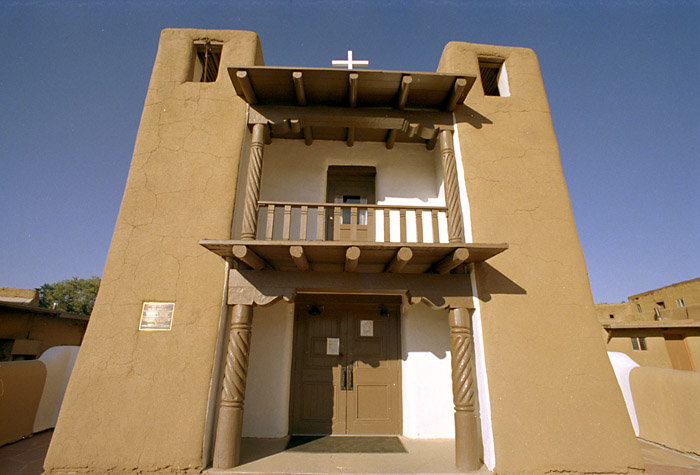 pueblochurch1.jpg