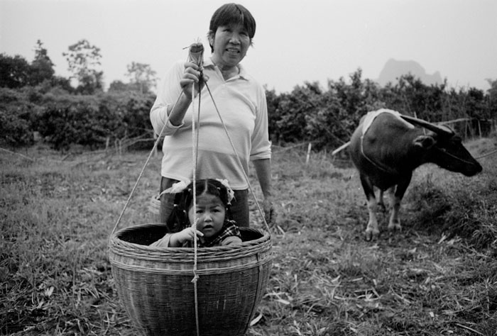 20100604_yangshuo_basketgirl_d100xtol.jpg