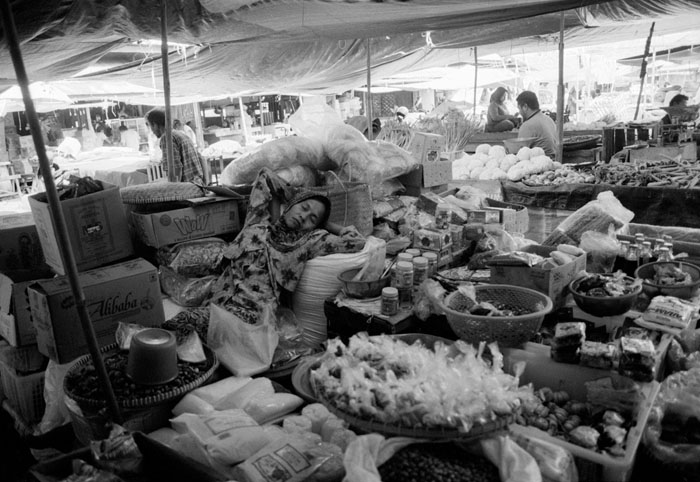 20100611_barabai_sleepingvendor_apx100.jpg