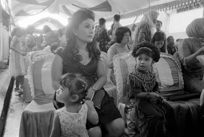 20100704_rantepao_weddingfambacklit_np1600xtol.jpg