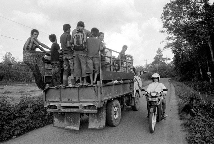 20100706_toraja_crowdedtruck_np1600xtol.jpg