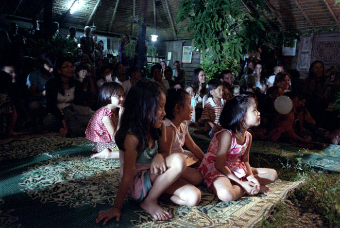 20100715_maesot_blinepartykidswatch_sp1600.jpg