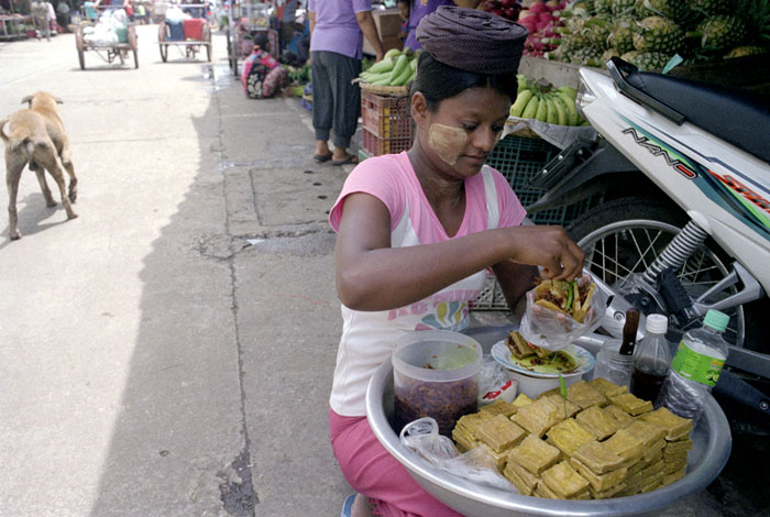 20100715_maesot_markettofuvendor_400H.jpg