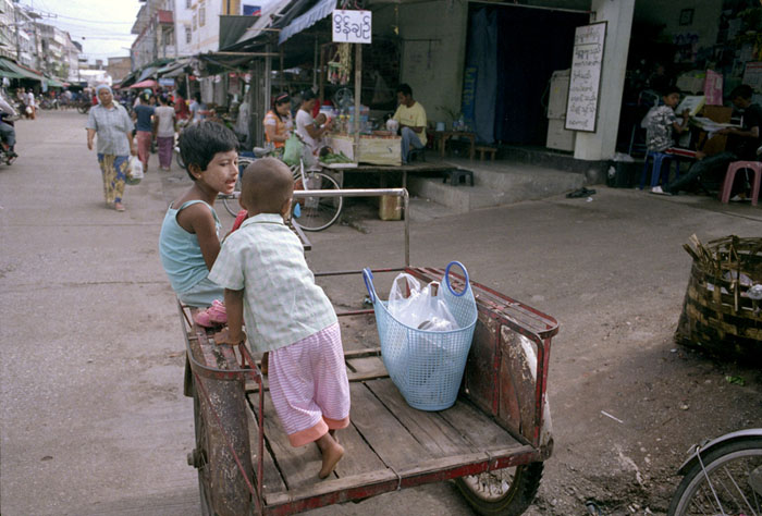 20100718_maesot_marketkids_400H.jpg