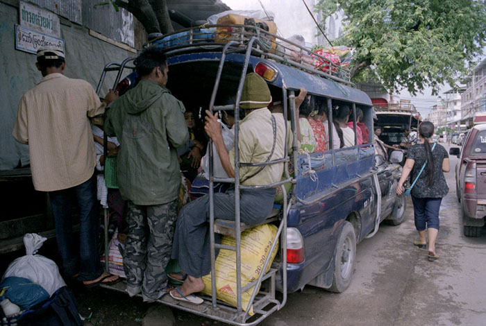 20100718_maesot_soongtawoutside_400H.jpg