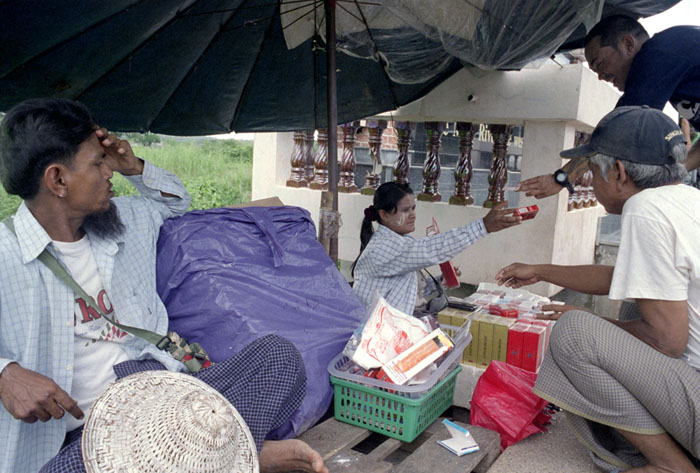 20100720_maesot_bordercigvendors_400H.jpg