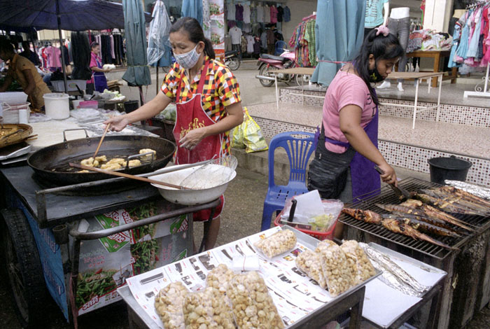 20100720_maesot_marketfrying_400H.jpg