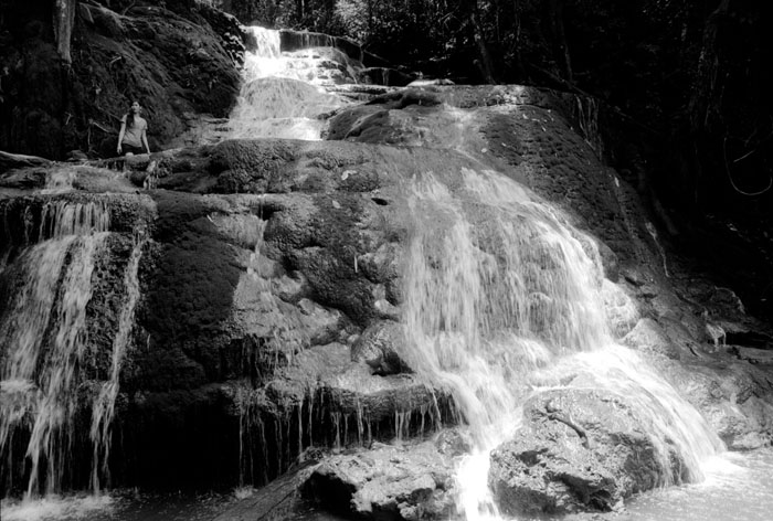 20100726_charoen_waterfallgirl_acros.jpg