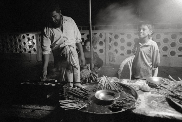 20110209_mawlamyine_skewervendor_np3200XTOL.jpg