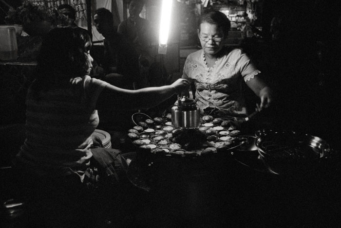 20110210_mawlamyine_cny_husbandswives_np3200XTOL.jpg