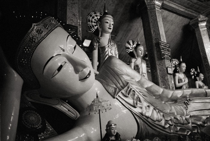 20110210_mawlamyine_templenight_reclinebuddha_np3200XTOL.jpg