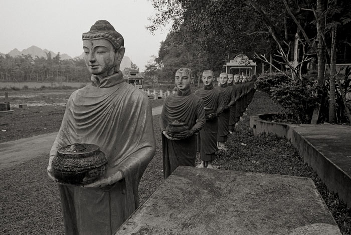 20110215_hpaantour1_monkstatues_txD76.jpg