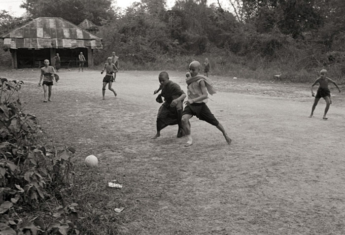 20110218_hsipaw_monksoccer3_tx800D76.jpg