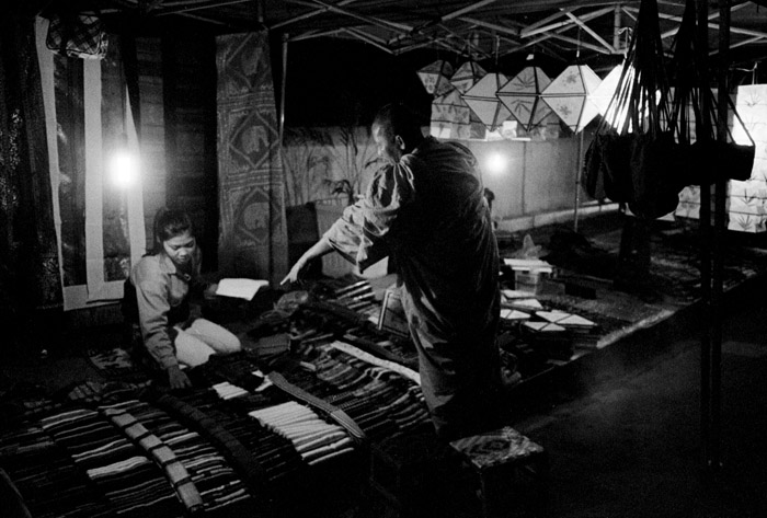 20111219_luang_marketmonkshop_np1600XTOL.jpg