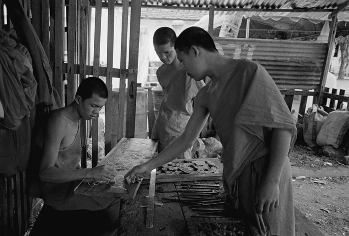 20111230_luang_woodcarvingmonks_tx800D76.jpg