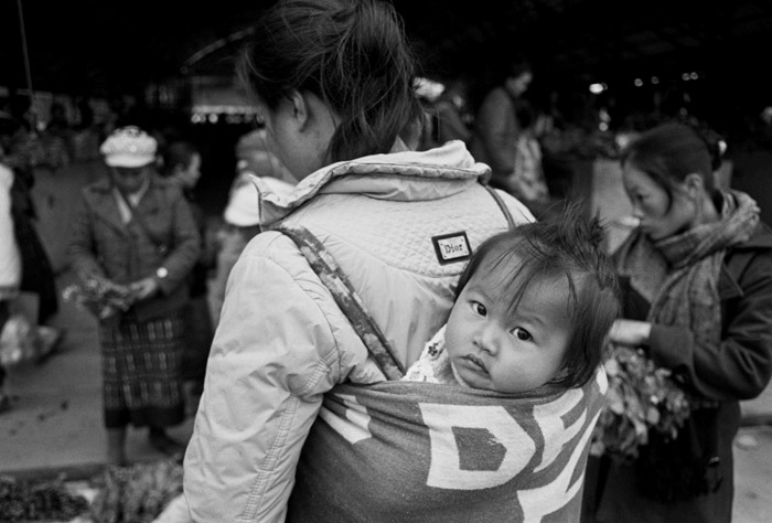 20120103_samneua_marketbaby1_px200D76.jpg