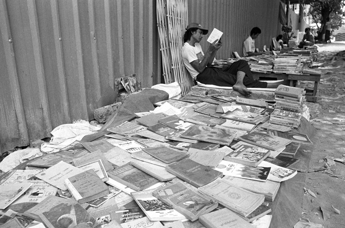 20120401_yangon_bookseller_np400D76.jpg