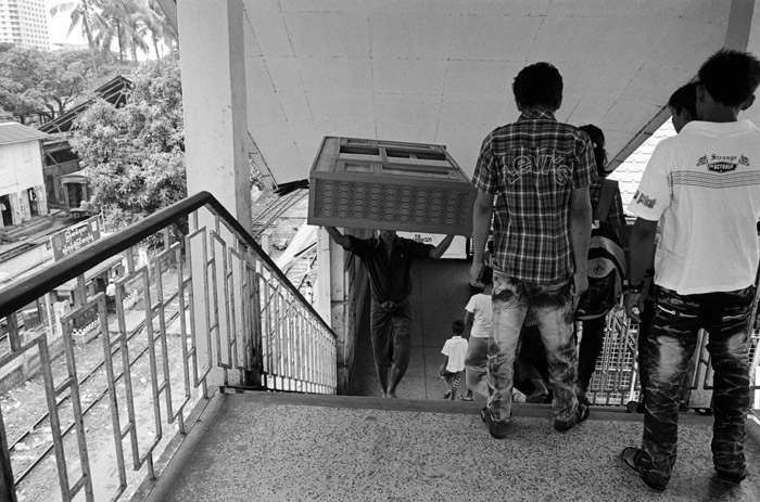 20120401_yangon_carryshelf1_px400D76.jpg