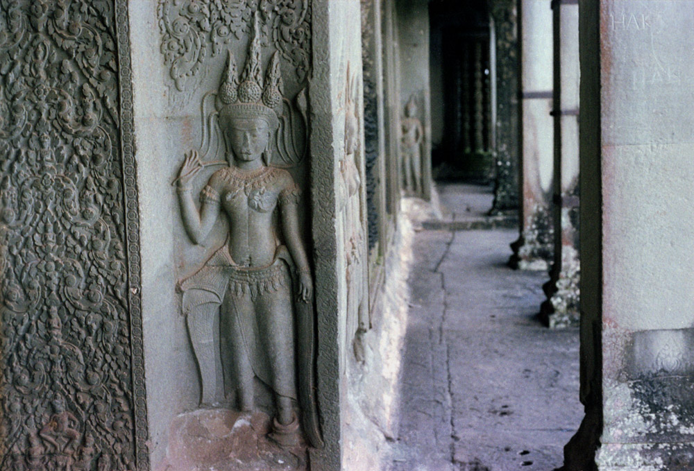 20121218_angkor_passagewayreliefs2_800Z.jpg