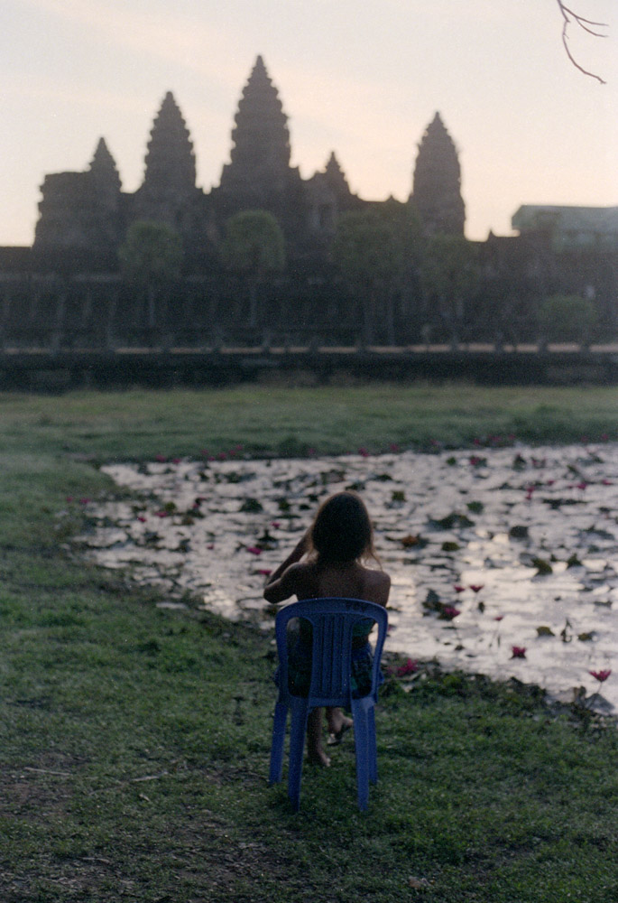 20121218_angkor_sunrisephotogirl_800Z.jpg