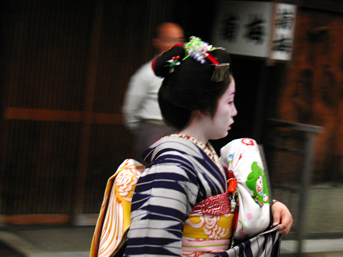 geisha-moving.jpg