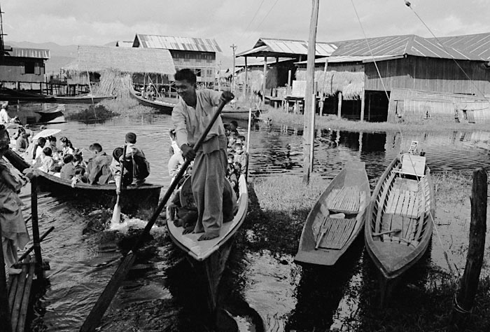 inle-helon-novitiationboats2.jpg