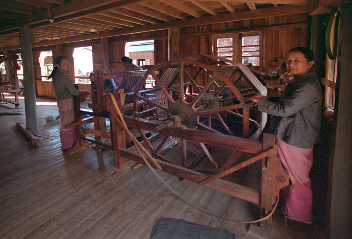 inle-weaving-spinning2.jpg