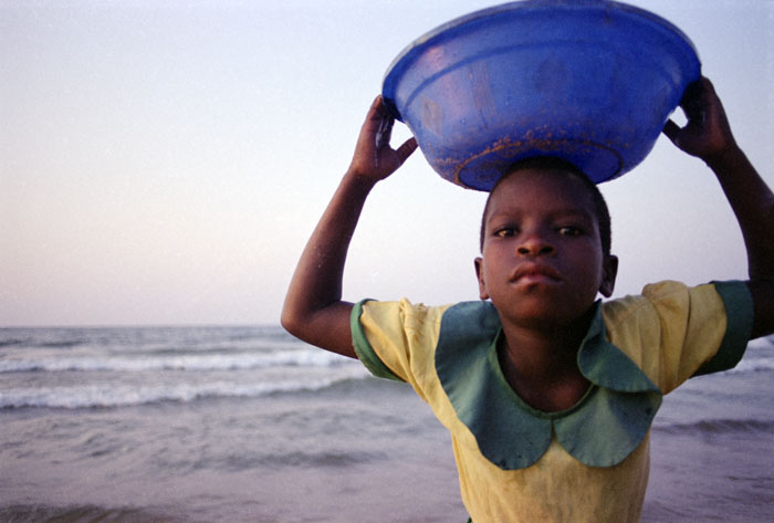 kande-bucketgirl2.jpg