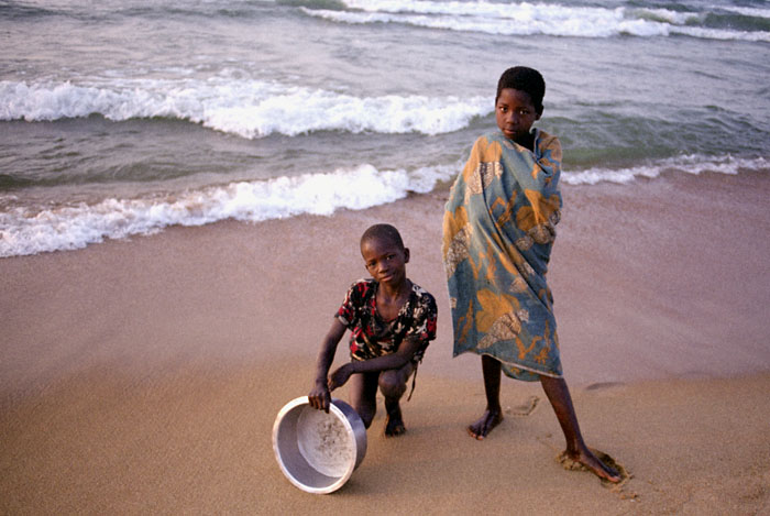 kande-bucketgirls.jpg