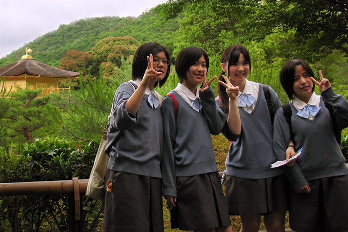 kinkakuji-girls.jpg