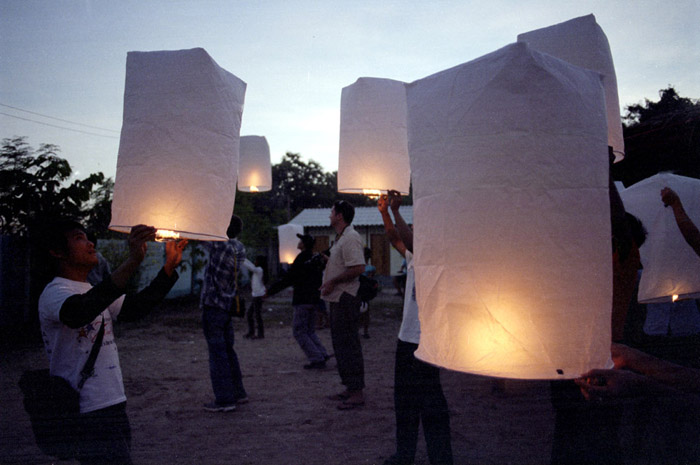 20101031_agapeparty_lanterns_800z.jpg