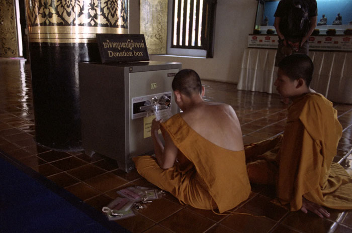 20110301_chiangmai_monkdonationbox_800NPZ.jpg