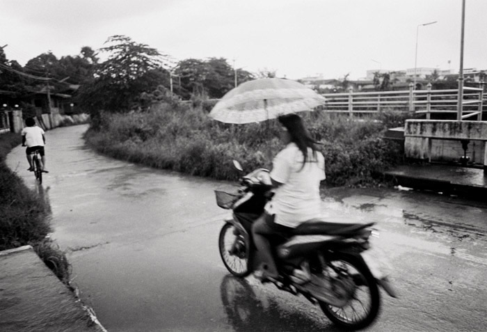 20110725_rainday_motoumbrellas_np800XTOL.jpg