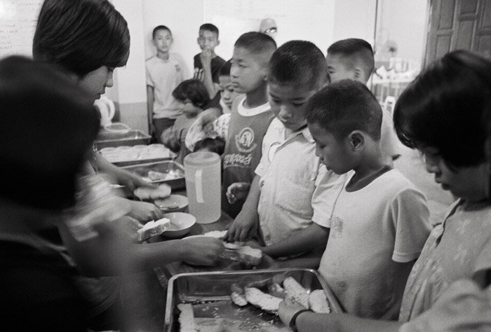 20110730_nuns_kidsbread_np800XTOL.jpg