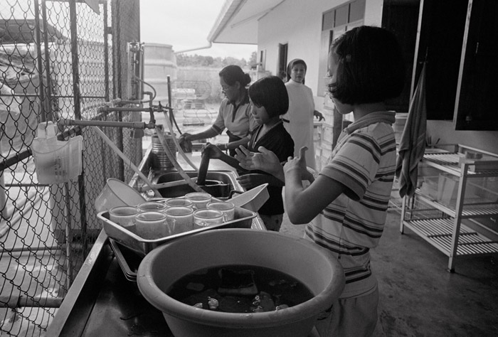 20110730_nuns_washdishes1_np800XTOL.jpg