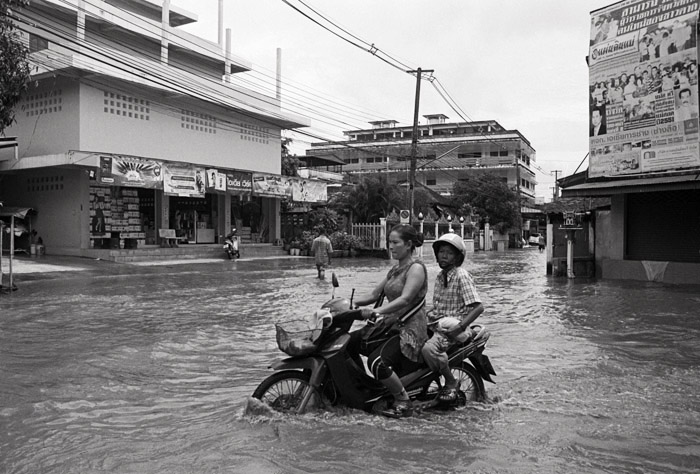 20110912_flood_motorbike2_pxD76.jpg