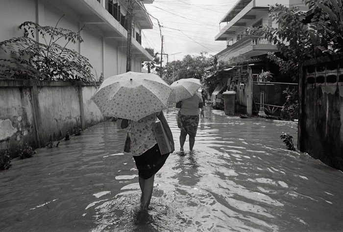 20110912_flood_umbrellawomen_pxD76.jpg