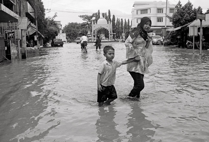 20110912_flood_wading2_pxD76.jpg