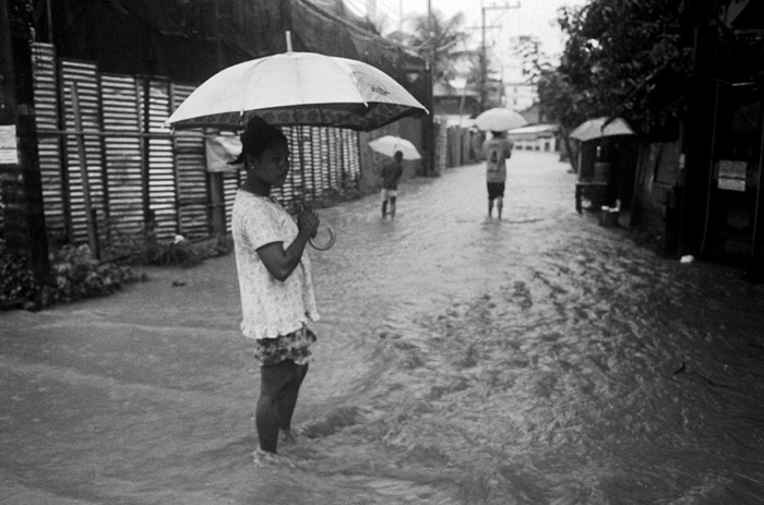 20130729_flood_umbrellawoman_pxD76.jpg