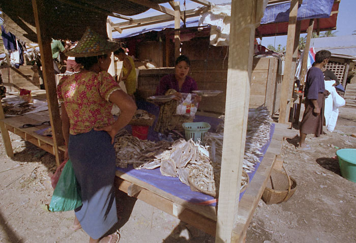 mrauk-market2.jpg