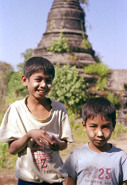 mrauk-pagodakids-brothers.jpg