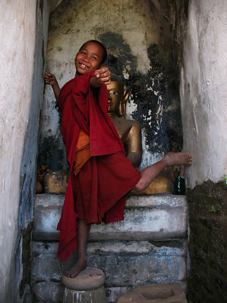 mrauk-pagodakids-monkpose.jpg