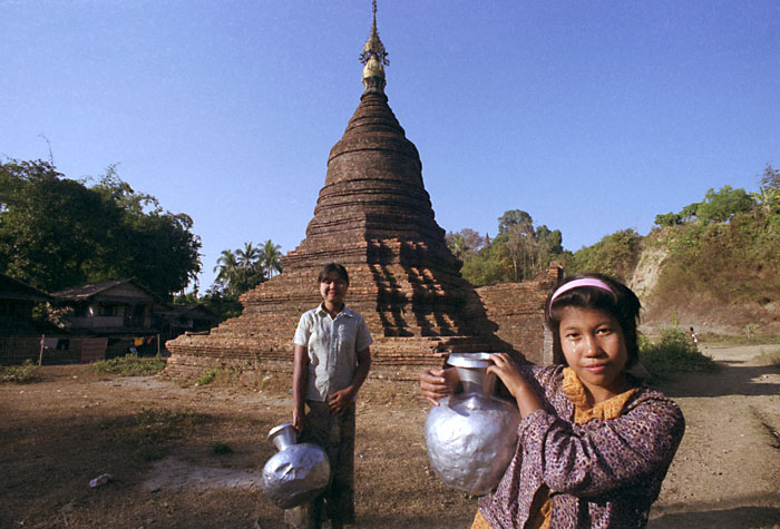 mrauk-stupa-jargirls.jpg