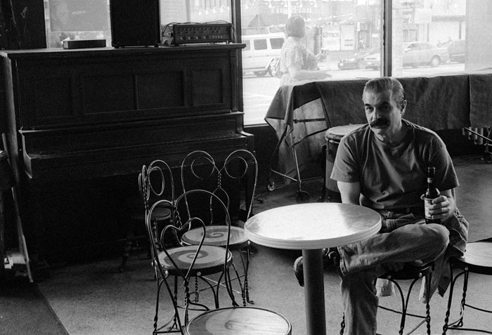 070309_trip_beerbar_man_neopan3200.jpg