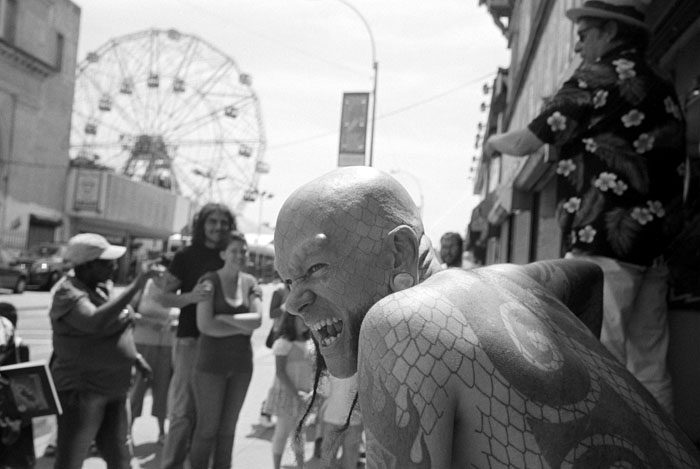 080809_sideshow_snakeman2_apx100.jpg