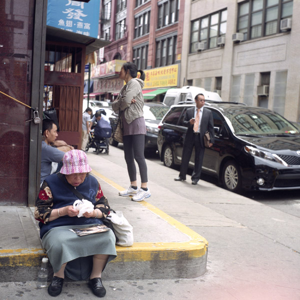 20110605_ikonta_oldladyeatcorner_reala.jpg