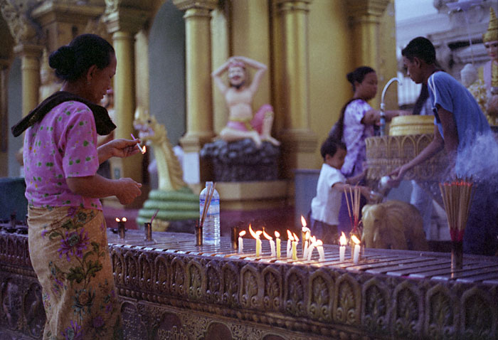 yangon-shwedagon-incense2.jpg
